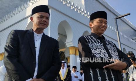 Jokowi didampingi Ganjar saat sholat idul Fitri di masjid Raya Sheikh Zayed Solo, Sabtu (22/4/2023)