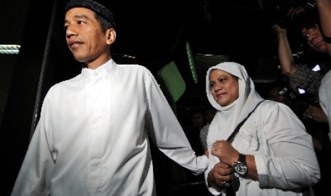  Jokowi didampingi istrinya, Iriana Widodo di Bandara Soekarno Hatta, Tangerang, Ahad (6/7). Keduanya bersiap menuju Arab Saudi untuk menunaikan Umrah.