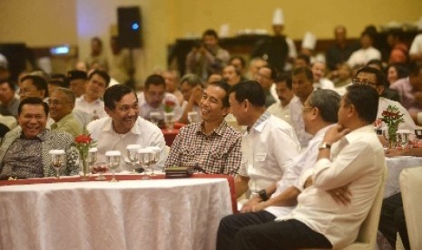 Jokowi didampingi Jenderal (Purn) AM Hendropriyono, Jenderal (Purn) Luhut Pandjaitan (kedua kiri), dan Jenderal (Purn) Wiranto di Jakarta, Selasa (3/6).