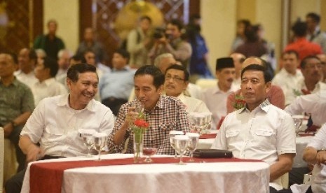 Jokowi didampingi Jenderal (Purn) Luhut Pandjaitan dan Jenderal Purn Wiranto (kanan) saat acara silaturahim keluarga besar purnawirawan TNI/Polri di Jakarta, Selasa (3/6).