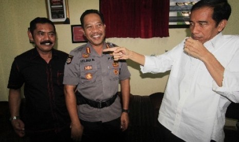  Jokowi didampingi Wali Kota Solo FX Hadi Rudyatmo dan Kapolresta Solo Kombes Asjima'insaat mengunjungi kantor DPC PDI Perjuangan Solo, Ahad (26/5). 