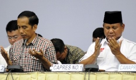 Jokowi (kiri)