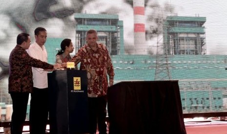 Jokowi melakukan ground breaking PLTU Lontar.