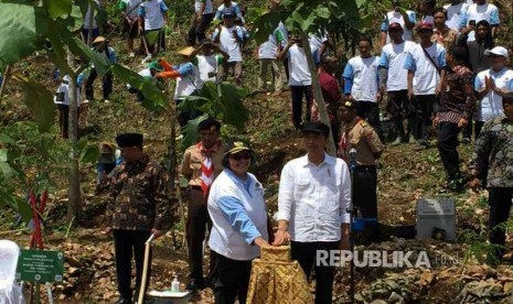 Presiden Jokowi melakukan penanaman pohon dalam Hari Menanam Pohon Indonesia (HMPI) dan Bulan Menanam Nasional (BMN) 2017. HMPI dan BMN tahun ini dipusatkan di Desa Karangasem, Kecamatan Ponjong, Kabupaten Gunung Kidul DIY, Sabtu, (9/12).