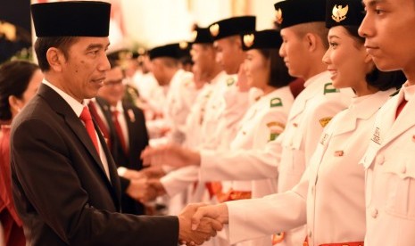 Jokowi melantik Paskibraka 2016