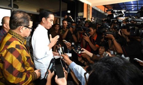 Jokowi memberikan keterangan pascaledakan di Sarinah, Kamis (14/1)