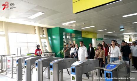 Jokowi menaiki LRT bersama sejumlah menteri dan artis.