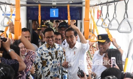 Jokowi mencoba MRT. Presiden Joko Widodo (kedua kanan) didampingi Gubernur DKI Jakarta Anies Baswedan (kedua kiri) Menko PMK Puan Maharani (kiri) dan Menteri Perhubungan Budi Karya Sumadi (kanan) mencoba moda transportasi MRT dari Stasiun Bundaran HI-Lebak Bulus-Bundaran HI di Jakarta, Selasa (19/3/2019).