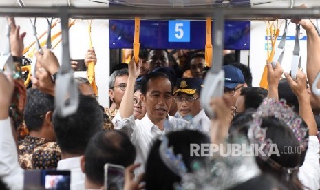 Jokowi mencoba MRT. 