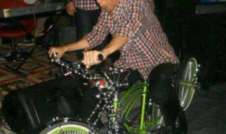 Jokowi mencoba sepeda lowrider.