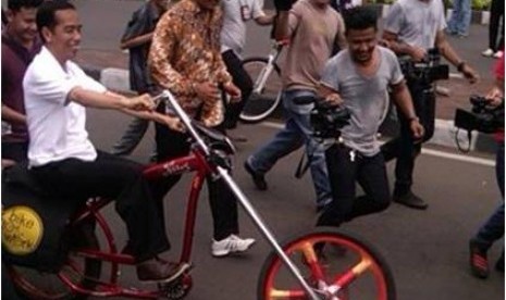 Jokowi mengendarai sepeda lowrider.