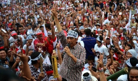  Jokowi mengukuhkan ribuan satgas relawan Jokowi-JK anti kecurangan dan politik uang di Parkir Timur Senayan, Jakarta, Kamis (26/6).