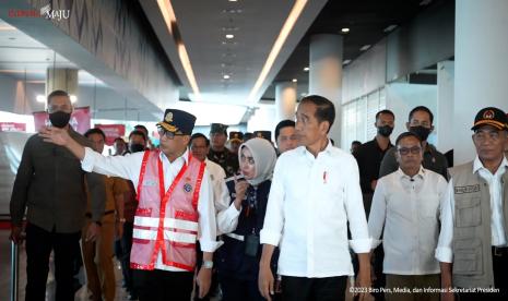 Jokowi meninjau kesiapan Pelabuhan Merak hadapi arus mudik 2023.