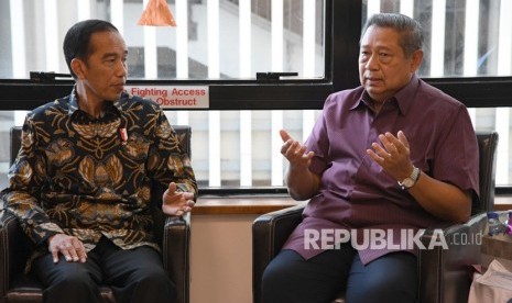 Jokowi Menjenguk Ani Yudhoyono. Presiden Joko Widodo (kiri) berbincang dengan Presiden ke-6 Susilo Bambang Yudhoyono saat menjenguk Ibu Ani Yudhoyono di National University Singapore, Singapura, Kamis (21/2/2019).