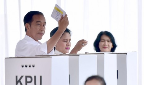 Jokowi menunjukkan kertas suara