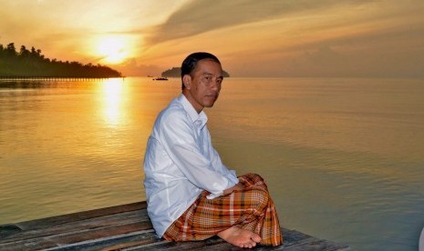 Wacana jabatan presiden tiga periode bergulir. Foto: Presiden Jokowi menyaksikan matahari terbit pertama 2016 di Pantai Waiwo, Rajaampat, Papua.