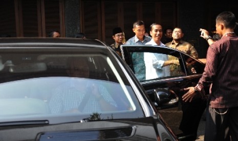 Jokowi mulai beraktivitas menggunakan mobil dinas barunya dan pengawalan Paspampres di kawasan Menteng, Sabtu (23/8). 