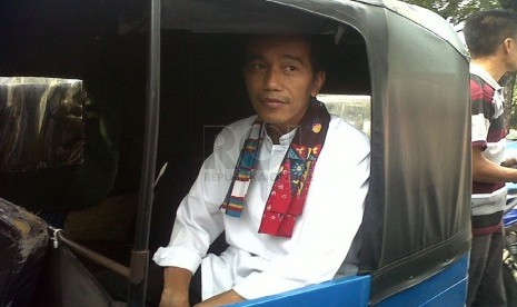 Jokowi naik bajaj.