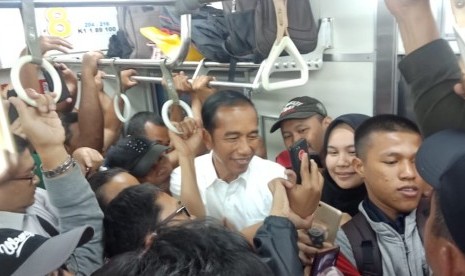 Jokowi Naik KRL. Presiden Jokowi pulang ke Istana Bogor menggunakan KRL, Rabu (6/3).