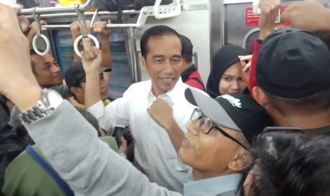 Jokowi Naik KRL. Presiden Jokowi pulang ke Istana Bogor menggunakan KRL, Rabu (6/3).