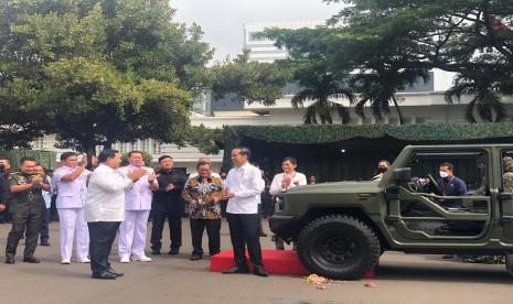 Jokowi namai kendaraan taktis buatan Pindad, Maung, di Kemhan, Jakarta, Rabu (18/1/23).