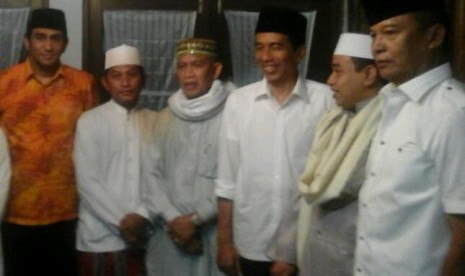 Jokowi saat menjenguk istri almarhum kiai besar Mama Gelar,  Zaitun Fatimah yang sedang sakit, di Desa Peuteuy Condong, Kecamatan Cibeber Cianjur Sabtu (29/3)