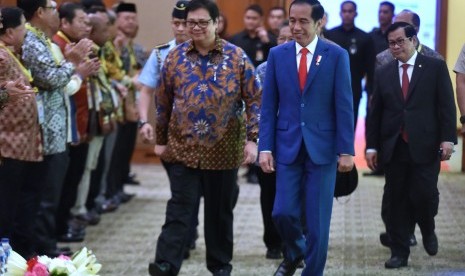 Jokowi saat meresmikan pembukaan Indonesia Industrial Summit tahun 2018 dan Peluncuran Making Indonesia 4.0 