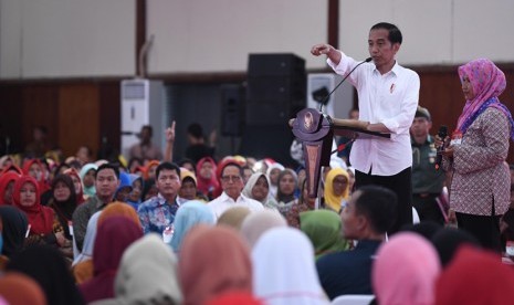 Presiden Joko Widodo (kedua kanan) berdialog dengan penerima Program Keluarga Harapan (PKH).