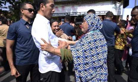 Jokowi Serahkan Bansos PKH: Presiden Joko Widodo (kedua kiri) menyapa warga di sela-sela kunjungan kerja di Cilacap, Jawa Tengah, Senin (25/2/2019). 