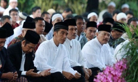 Jokowi Shalat Ied di Balai Kota: Gubernur DKI Jakarta sekaligus Presiden terpilih 2014-2019 Joko Widodo menjalankan ibadah salat Ied di halaman Balai Kota DKI, Jakarta Pusat, Senin (28/7).