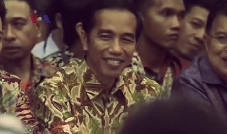 Jokowi (Tengah)