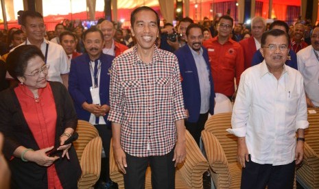 Jokowi (tengah) didampingi Megawati Soekarnoputri dan Jusuf Kalla