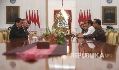 Jokowi Terima Menlu Thailand. Presiden Joko Widodo (kedua kanan) menerima kunjungan Menteri Luar Negeri Thailand Don Pramudwinai (kedua kiri) di Istana Merdeka, Jakarta, Rabu (13/3/2019).