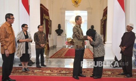 Jokowi Terima Siti Aisyah. Presiden Joko Widodo (tengah) menyalami WNI yang terbebas dari dakwaan pembunuhan Kim Jong Nam di Malaysia, Siti Aisyah (kedua kanan) saat pertemuan di Istana Merdeka, Jakarta, Selasa (12/3/2019).