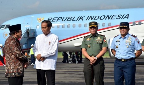 Jokowi tiba di Pangkalan TNI AU Iswahjudi, Magetan, Jawa Timur, Jumat (1/1). Kedatannya disambut oleh Gubernur Jawa Timur Soekarwo.