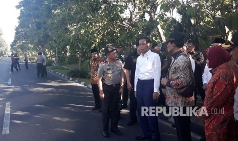  President Joko Widodo visits bombing scene at Gereja Kristen Indonesia Christian Church, Diponegoro Street, Surabaya, East Java, on Sunday.