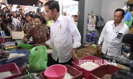 Jokowi Tinjau Pasar Pelem Gading. Presiden Joko Widodo (tengah) bersama Menteri BUMN Rini Soemarno (kiri) meninjau barang kebutuhan pokok di Pasar Pelemgading, Cilacap, Jawa Tengah, Senin (25/2/2019). 