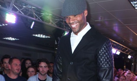 Joleon Lescott saat menjadi model untuk lebel Lescott-Stewart.