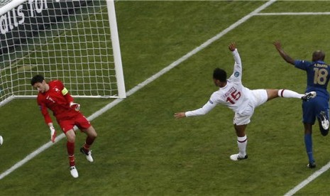 Joleon Lescott (tengah), bek timnas Inggris, melepaskan sundulan keras menjebol gawang Prancis di laga Grup D Piala Eropa 2012 di Donbass Arena, Donetsk, Ukraina, pada Senin (11/6). 