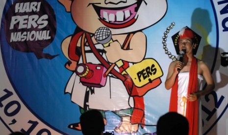 JOMBANG, 9/2 - MASKOT HPN JATIM. Seorang seniman berpakaian besutan sebagai maskot peringatan Hari Pers Nasional (HPN) Jawa Timur 2012 di Graha Media Jombang, Jawa Timur, Rabu (8/2) malam. (FOTO: ANTARA/Syaiful Arif)