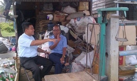 Jon Erizal berdialog di penampungan pemulung