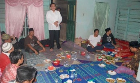 Jon Erizal saat makan sahur bersama di rumah penduduk.