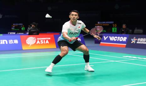 Jonatan Christie beraksi di Kejuaraan Bulu Tangkis Asia 2024 di Ningbo, China.