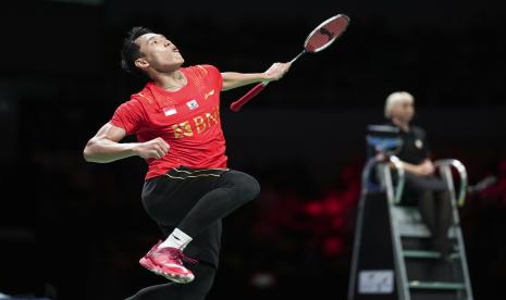 Jonatan Christie dari Indonesia bereaksi setelah pertandingan tunggal putra melawan Anders Antonsen dari Denmark di semifinal Piala Thomas antara Indonesia dan Denmark di Aarhus, Denmark, 16 Oktober 2021. Laga ulangan antara Jonatan vs Antonsen urung terjadi di Indonesia Open 2021, 26 November ini, karena Antonsen cedera.