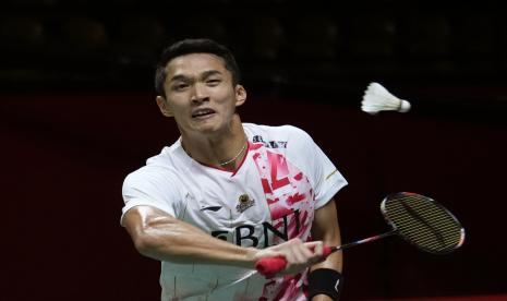 Jonatan Christie dari Indonesia bertanding melawan Chou Tien-chen dari Taiwan pada pertandingan bulu tangkis tunggal putra Grup B di BWF World Tour Finals di Bangkok, Thailand, Jumat, 9 Desember 2022. 