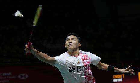 Jonatan Christie dari Indonesia bertanding melawan Chou Tien-chen dari Taiwan pada pertandingan bulu tangkis tunggal putra Grup B di BWF World Tour Finals di Bangkok, Thailand, Jumat, 9 Desember 2022. 