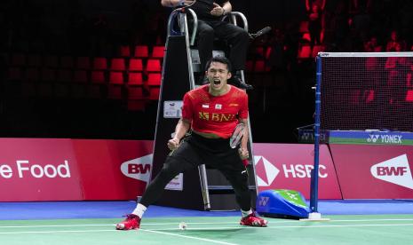 Jonatan Christie dari Indonesia merayakan kemenangannya dalam pertandingan tunggal putra dalam pertandingan final bulu tangkis Thomas Cup antara China dan Indonesia, di Aarhus, Denmark, 17 Oktober 2021. 