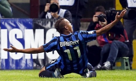 Jonathan Biabiany merayakan golnya ke gawang Frosinone.