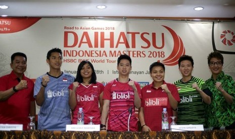 Jonatan Christie (kedua kiri) dalam konferensi pers Indonesia Masters, Senin (22/1).