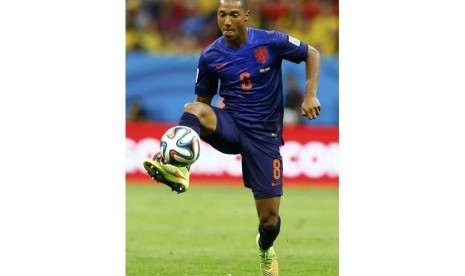 Jonathan de Guzman of the Netherlands kicks the ball during their 2014 World Cup third-place playoff against Brazil at the Brasilia national stadium in Brasilia July 12, 2014